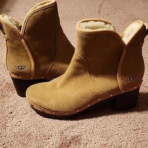 New UGG Women's Tan Suede Clogs